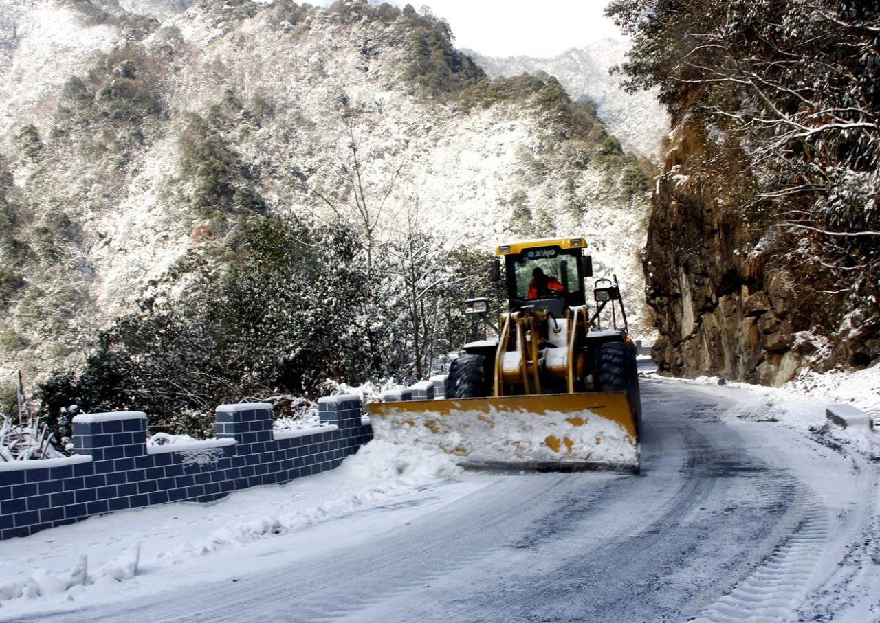 利用裝載機清除省道103線路面積雪