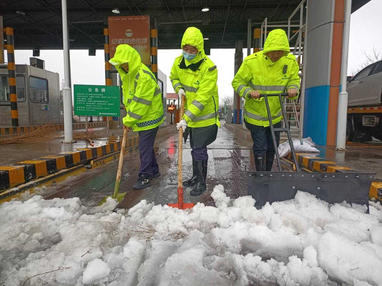 池州中心池州站組織在站人員清理積雪。 池州中心供圖