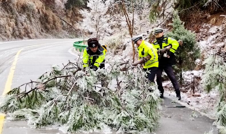 交警在疏通道路。 太湖縣交管大隊(duì)供圖
