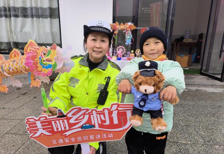交通安全巡回宣講。