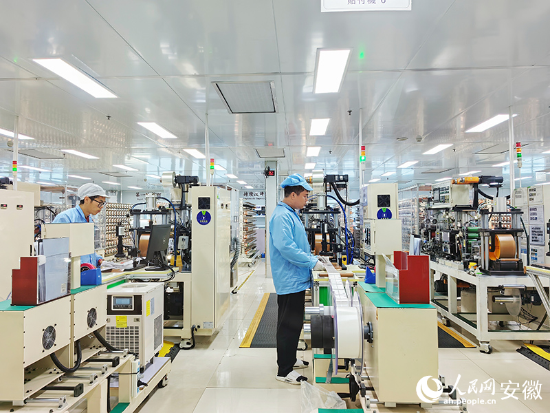 亳州聯(lián)滔電子公司內(nèi)，工作人員正在忙碌。人民網(wǎng)記者 韓震震攝