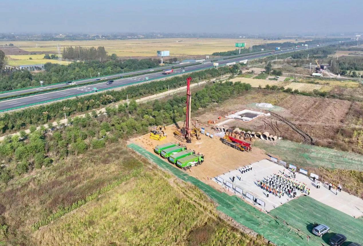 2023年10月18日，和襄高速公路合肥段打下第一樁。合肥市交通運(yùn)輸局供圖