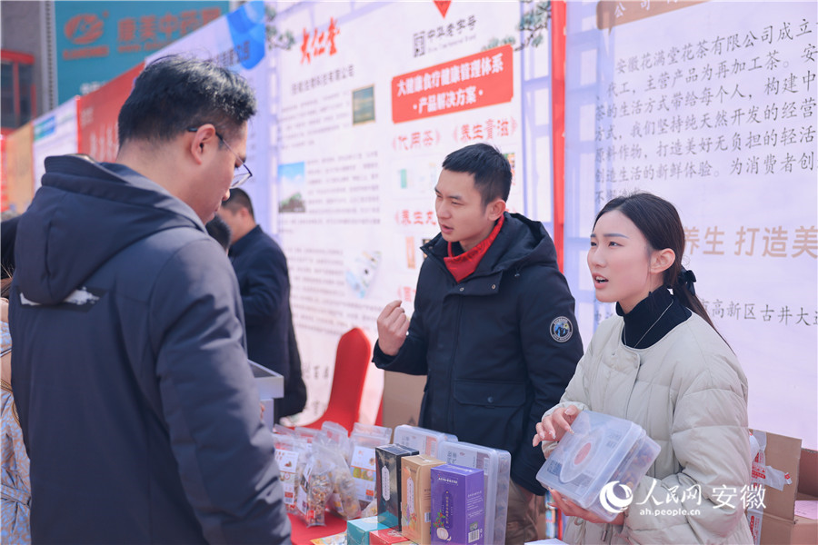經銷商向顧客介紹花茶產品。人民網記者 王曉飛攝