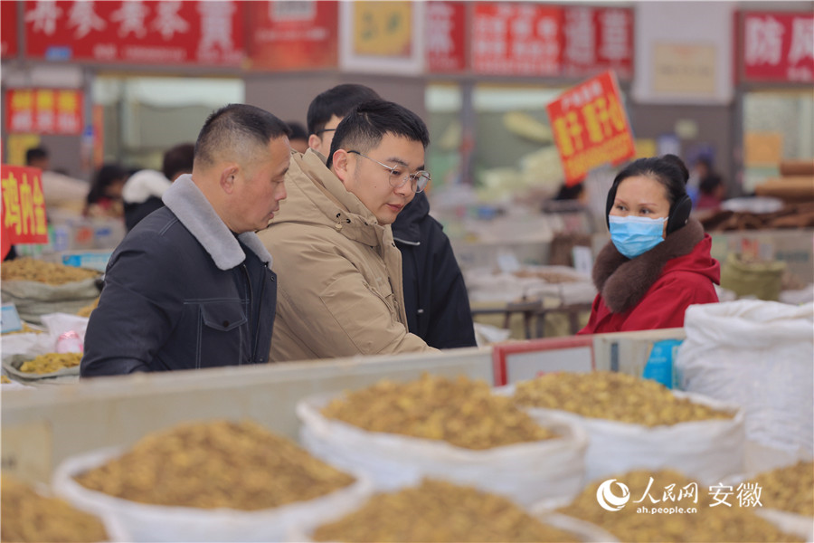 客商挑選中藥材。人民網(wǎng)記者 王曉飛攝