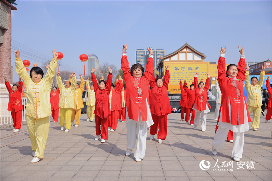 五禽戲展演。人民網(wǎng)記者 王曉飛攝