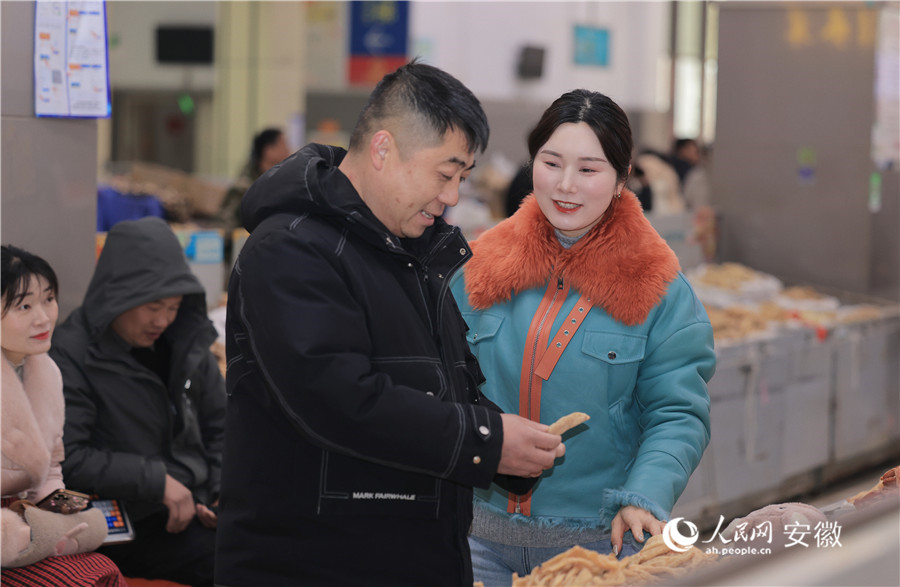 中藥材專(zhuān)業(yè)市場(chǎng)內(nèi)，交易紅火。人民網(wǎng)記者 王曉飛攝