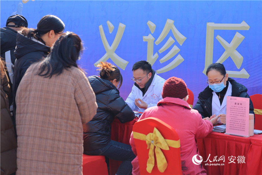中醫(yī)義診。人民網(wǎng)記者 王曉飛攝