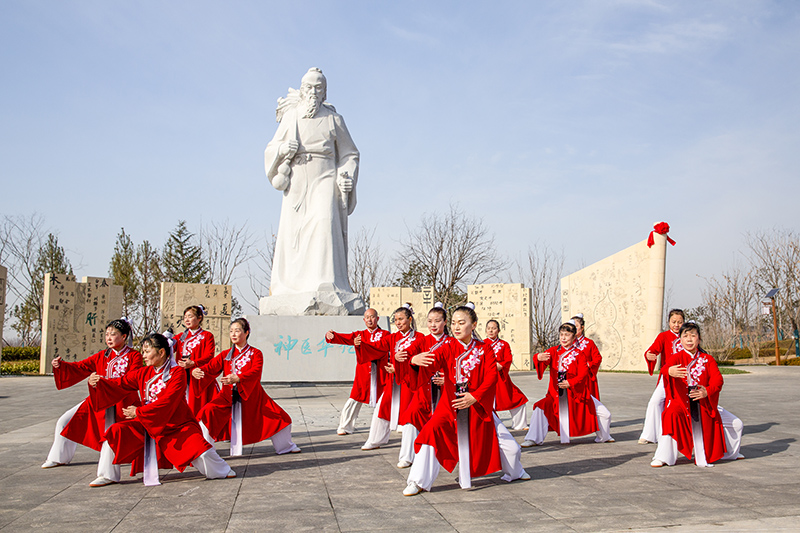 陳靜在帶大家練習五禽戲。受訪者供圖