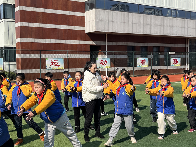 陳靜在學校教孩子們練習五禽戲。受訪者供圖