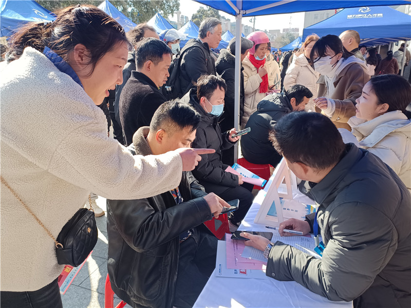 企業(yè)現(xiàn)場(chǎng)介紹崗位。廬江縣委宣傳部供圖