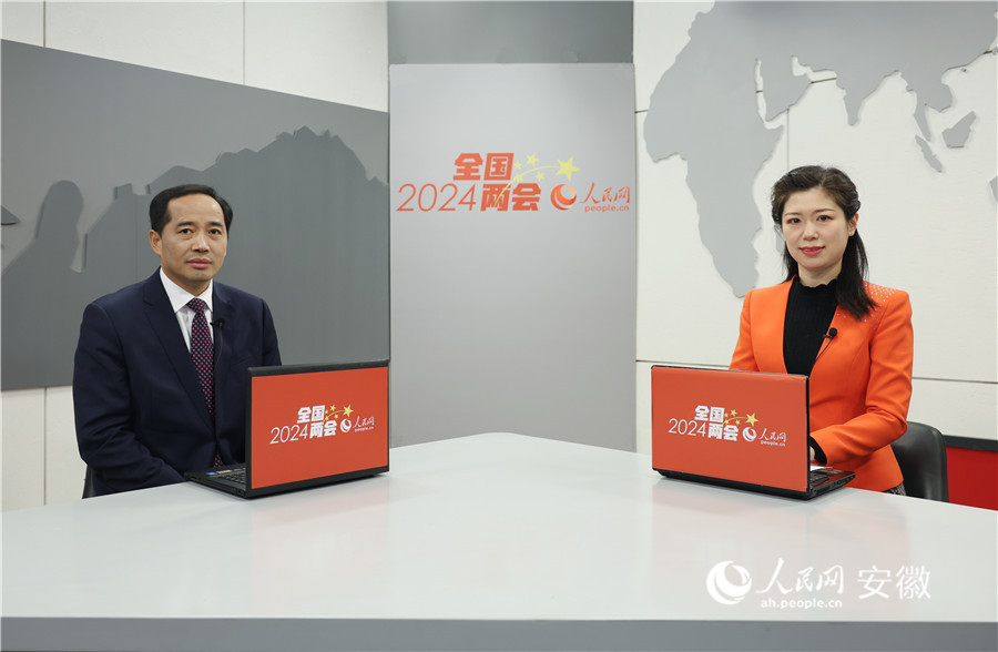 全國人大代表、宿州市市長王啟榮（左）接受專訪。人民網(wǎng) 陶濤攝