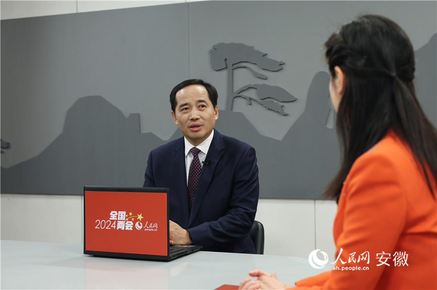 全國人大代表、宿州市市長王啟榮（左）接受專訪。人民網(wǎng) 陶濤攝