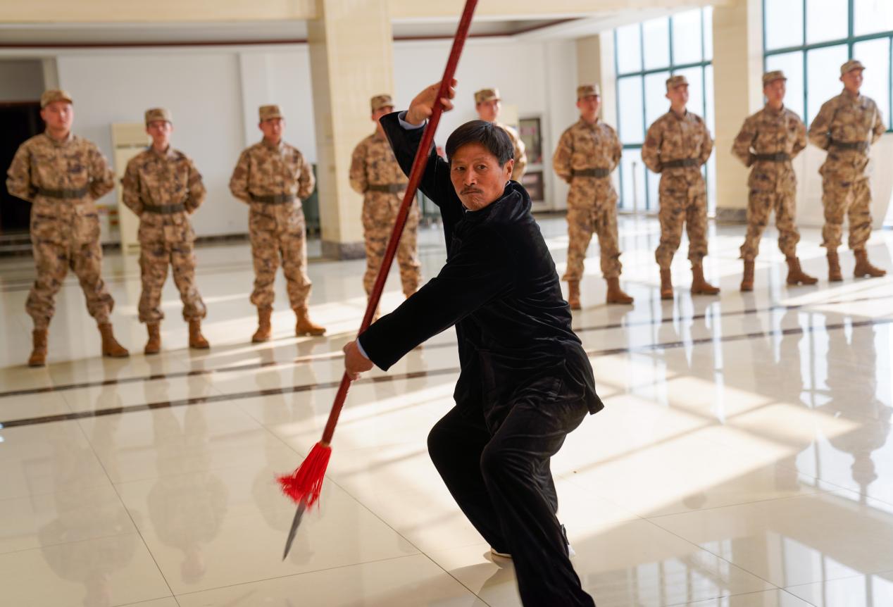 “東鄉(xiāng)武術(shù)”非遺傳承人之一的周建付在演示武術(shù)基本功。陳磊