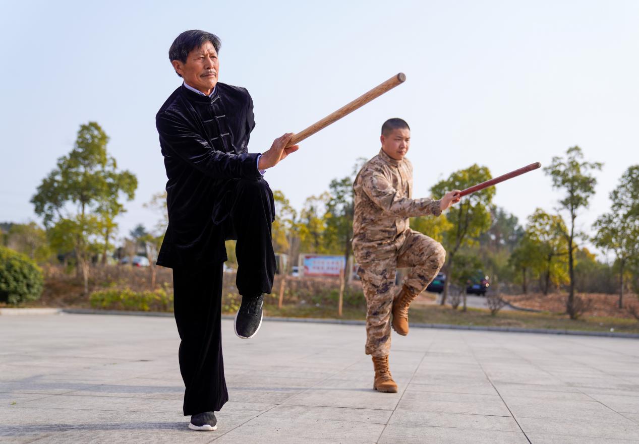 預(yù)定新兵在老師的帶領(lǐng)下練習(xí)“東鄉(xiāng)武術(shù)”動(dòng)作要領(lǐng)。 陳磊攝