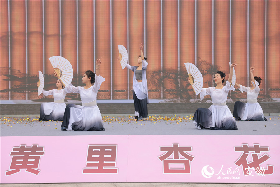 文藝演出。人民網(wǎng)記者 王曉飛攝