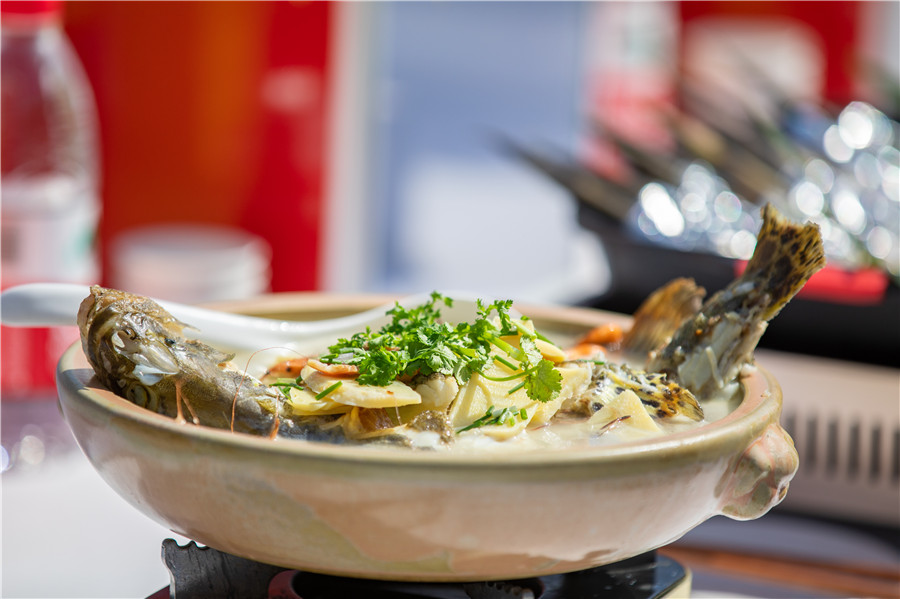 湯白汁濃的笄山筍鱖魚湯。胡六青攝