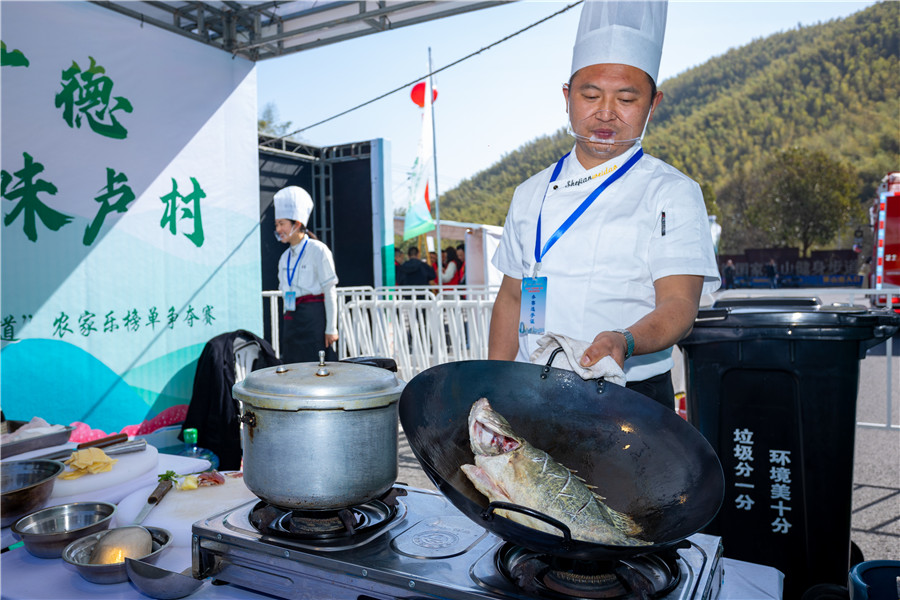 朱佳拿出看家本領(lǐng)，準(zhǔn)備一道鱖魚湯。胡六青攝