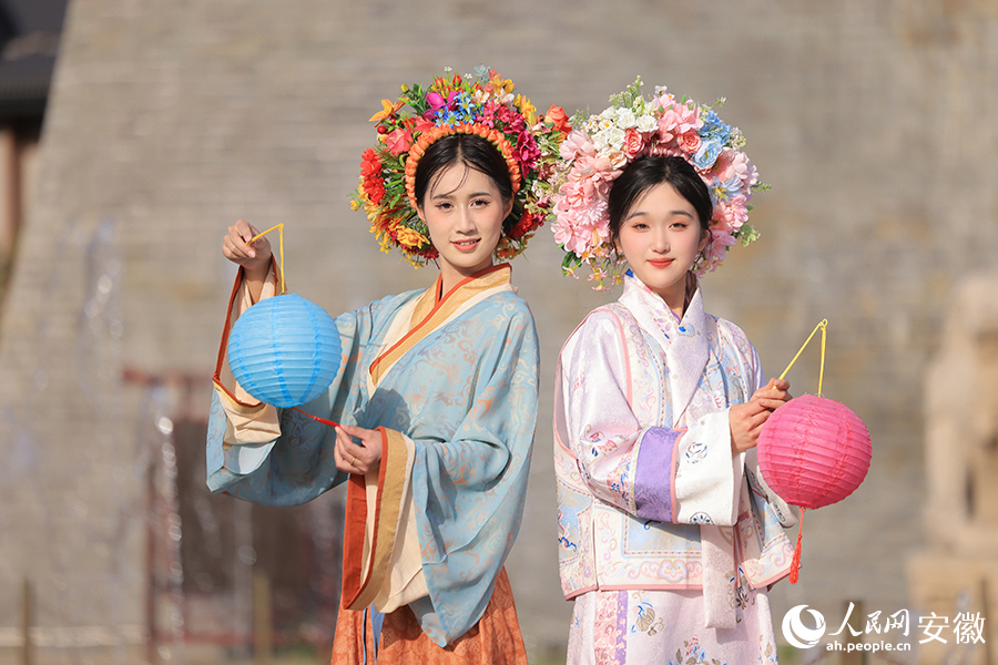 頭戴簪花的游客在撮街留影。人民網(wǎng)記者 王曉飛攝