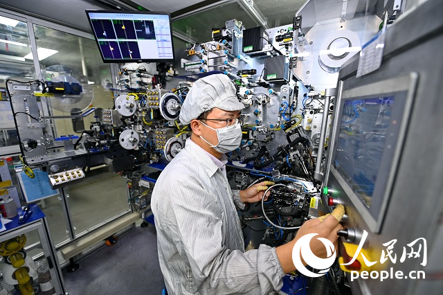 江西省贛州市安遠縣的一家鋰電新能源電池企業(yè)生產(chǎn)車間內，工人在加工出口的鋰離子微型電池產(chǎn)品。人民網(wǎng) 朱海鵬攝