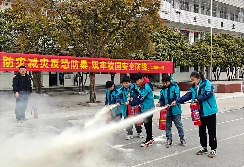 學(xué)生使用滅火器。韓昊攝