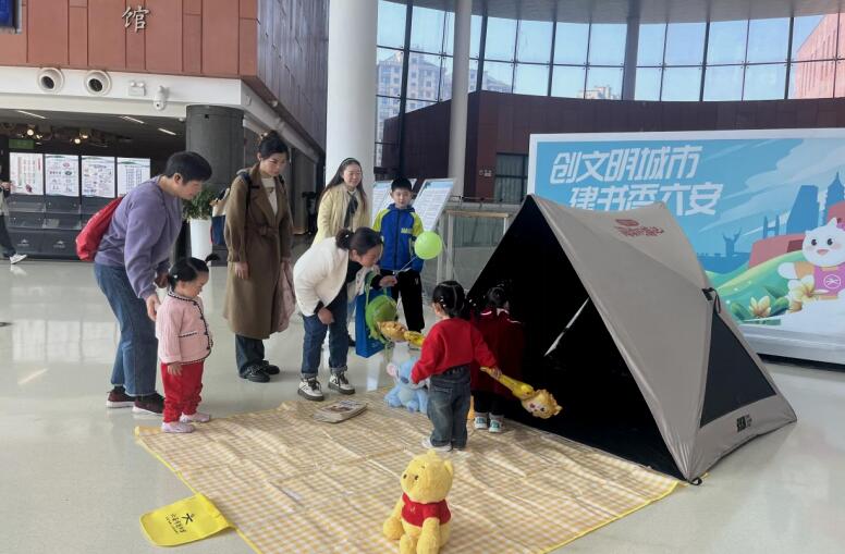 讀者在閱游伴讀包展示區(qū)了解外借手續(xù)。朱穎供圖