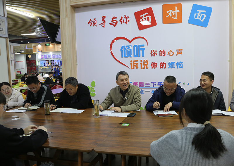 童宏葵（右三）現(xiàn)場為學生釋疑解惑。汪俊攝