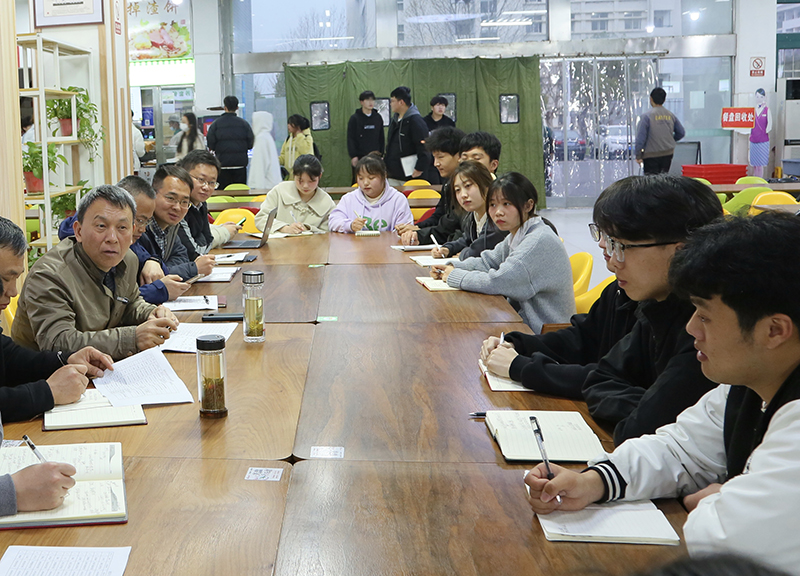食堂里的“面對面”。汪俊攝