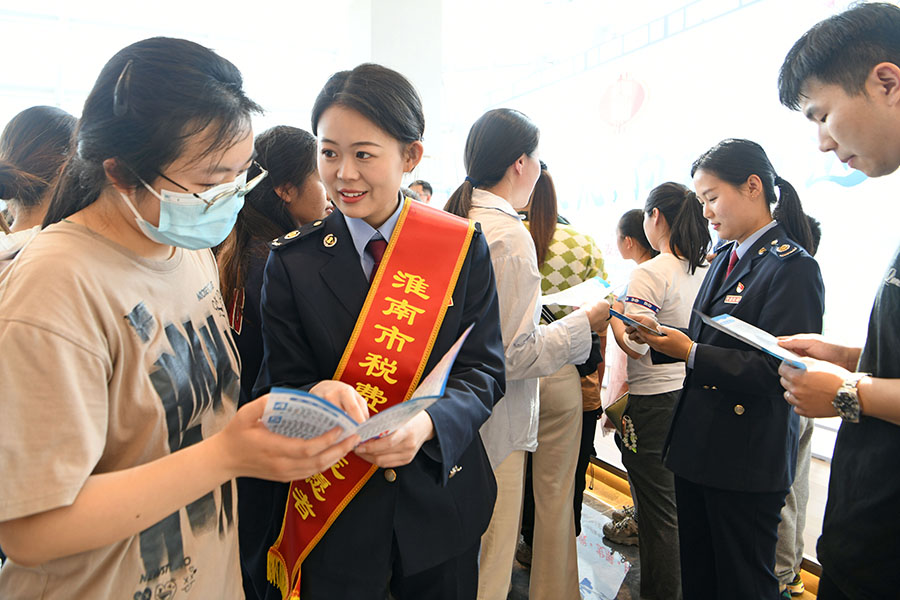 淮南市稅務(wù)局工作人員向市民開(kāi)展稅收知識(shí)宣傳。陳彬攝