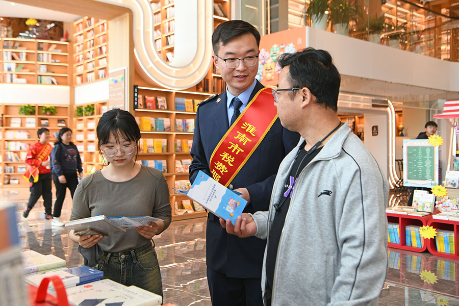 淮南市稅務局工作人員向市民開展稅收知識宣傳。陳彬攝