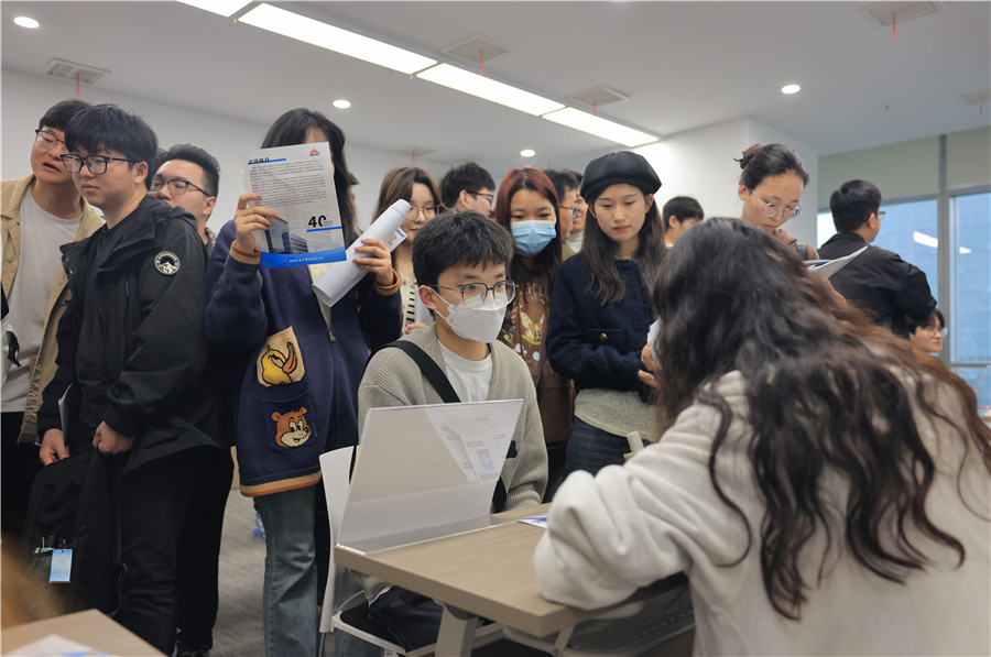 活動(dòng)現(xiàn)場(chǎng)，求職者與用人單位交流。人民網(wǎng)記者 王曉飛攝