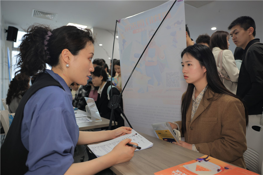 活動(dòng)現(xiàn)場(chǎng)，求職者與用人單位交流2。人民網(wǎng)記者 王曉飛攝。人民網(wǎng)記者 王曉飛攝