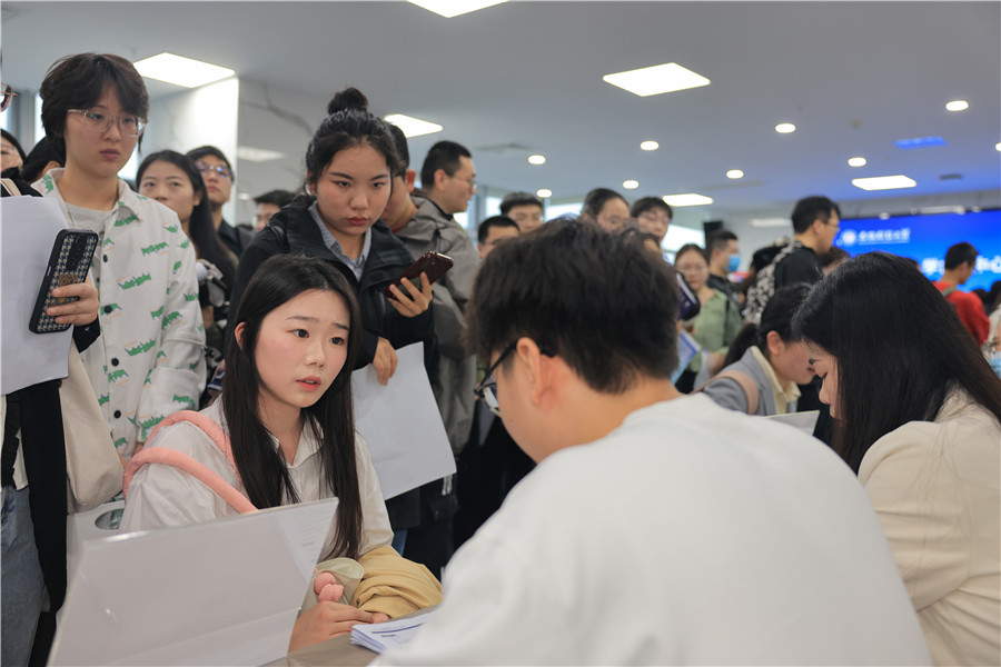 求職者與用人單位交流。人民網(wǎng)記者 王曉飛攝
