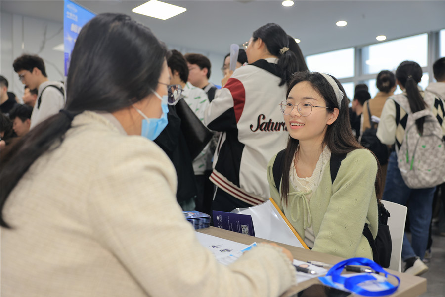 求職者與用人單位交流2。人民網(wǎng)記者 王曉飛攝