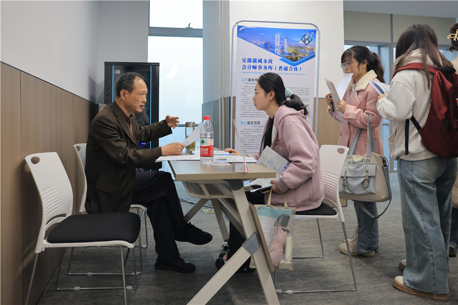 用人單位與求職者交流。人民網(wǎng)記者 王曉飛攝