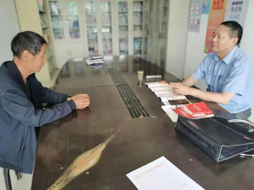 吳夕品（右一）在調解。蚌埠市淮上區(qū)吳小街鎮(zhèn)供圖