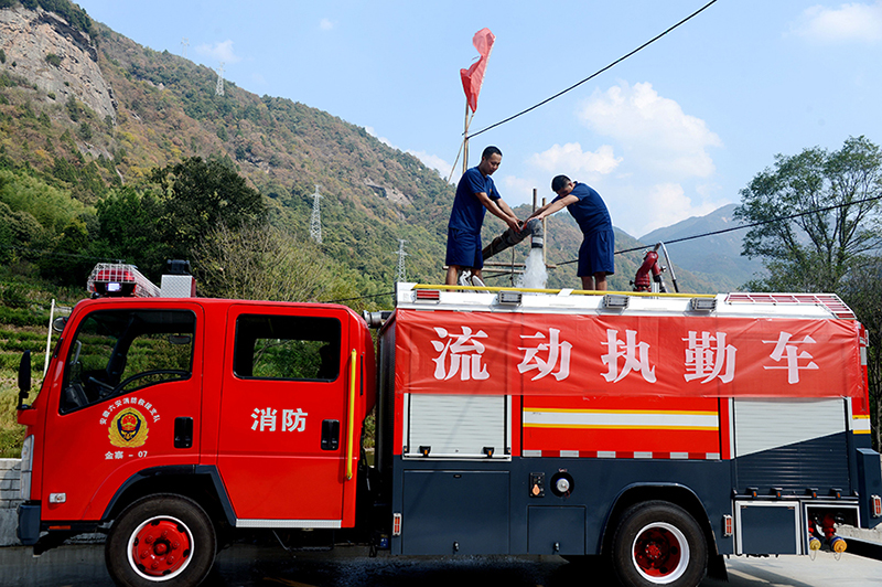 2023年9月底10月初，金寨縣消防救援大隊(duì)用消防車為群眾送水。金寨縣委宣傳部供圖