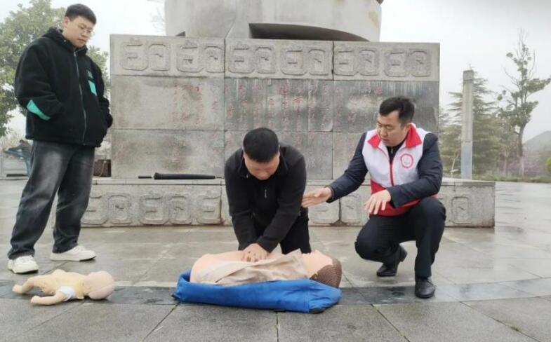 吳磊的“急救地?cái)偂薄? /></p>
<p style=