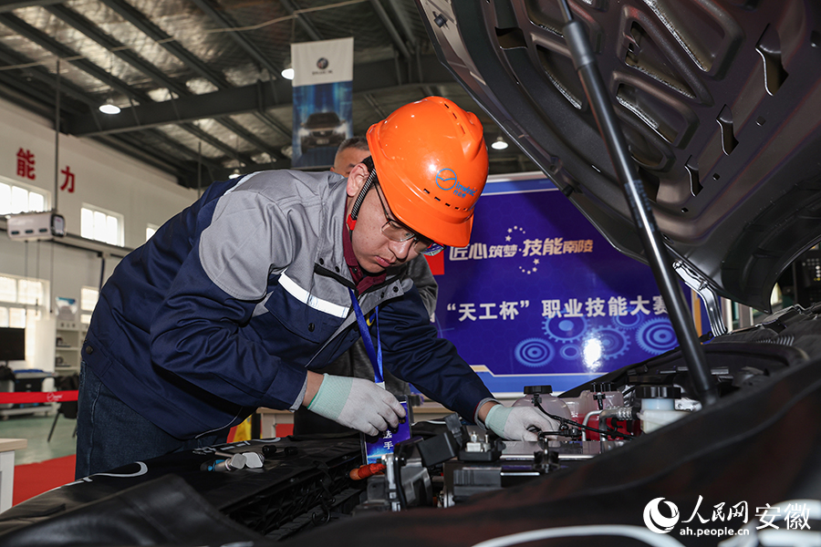 選手現(xiàn)場對新能源汽車高壓配電盒進(jìn)行拆裝。人民網(wǎng)記者 張俊攝
