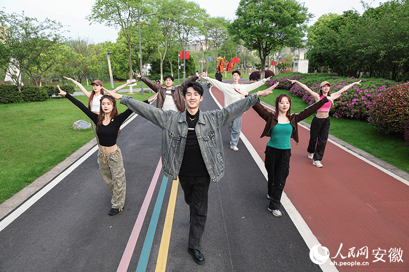 公園排練。人民網(wǎng)記者 張俊攝