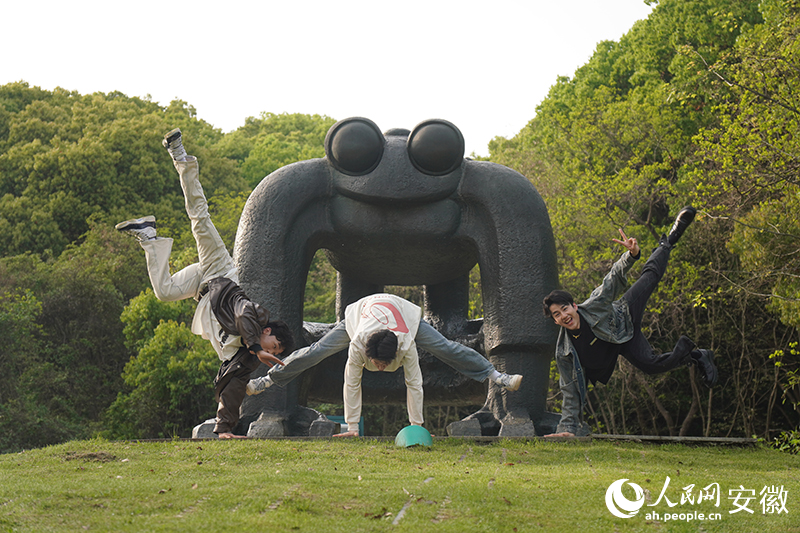 公園打卡，青春飛揚。人民網(wǎng)記者 陳若天攝