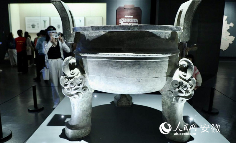 現(xiàn)藏于安徽省博物院的楚大鼎。人民網(wǎng)記者 陶濤攝