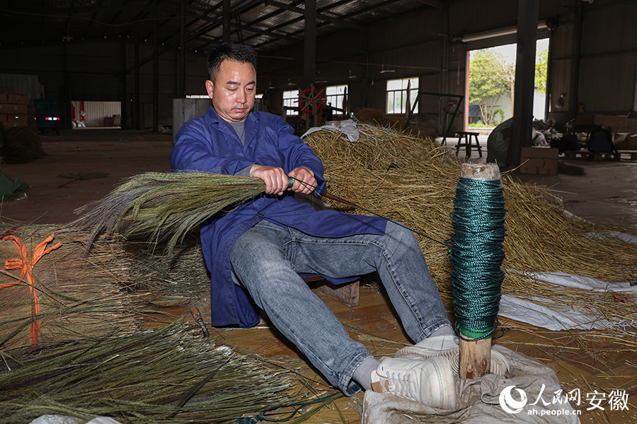 編制捆扎要技術(shù)也要體力。人民網(wǎng)記者 張俊攝