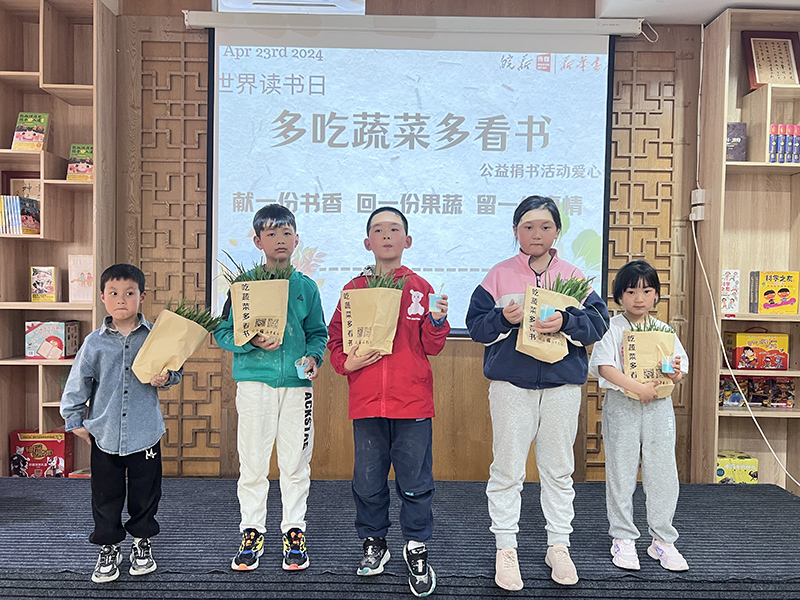 參加“書菜交換”活動(dòng)的小朋友。謝慧 攝