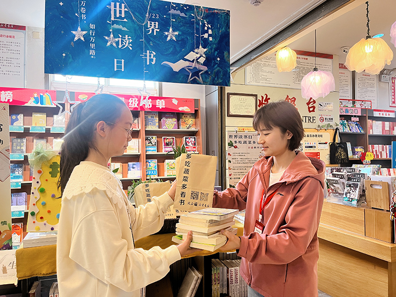 小讀者徐銘（左）參加“書菜交換”活動(dòng)。謝慧 攝