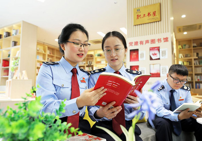 青年稅干在職工書屋閱讀并分享讀書感受。趙鑫攝