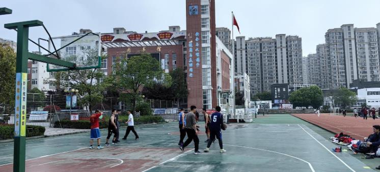 周末下午，市民在滁州六中運(yùn)動(dòng)。羅寶 攝