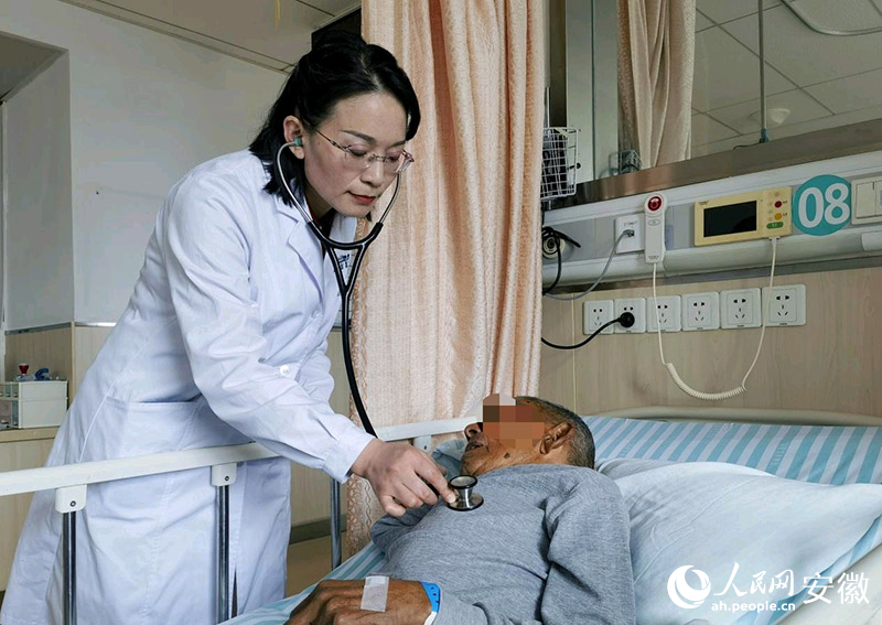 汪蓓蕾正在為老人檢查病情。人民網(wǎng)記者 周坤攝