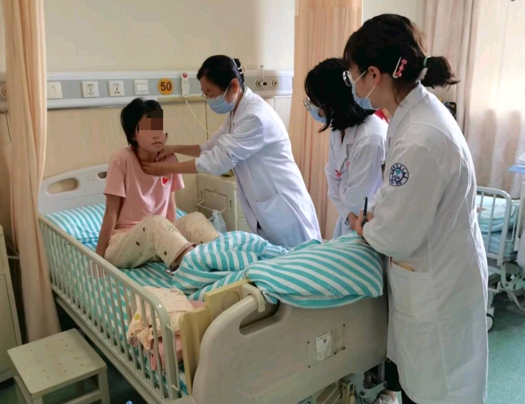 林楊檢查病房中孩子的身體情況。受訪者供圖