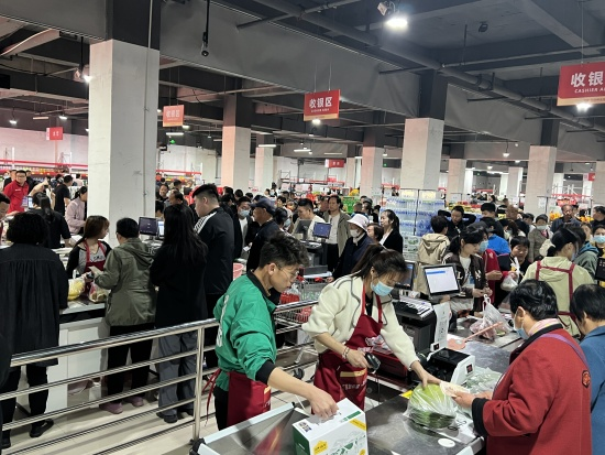 同福爆品倉（故城）前來消費的群眾。同福集團供圖