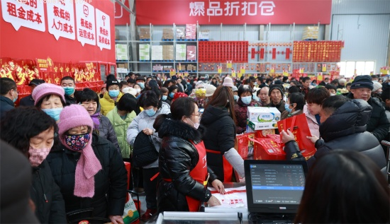 今年春節(jié)前夕，同福共享倉（正定）顧客排隊結(jié)算商品。同福集團供圖